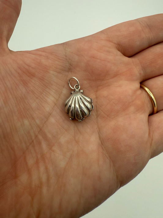 Clam Shell Charm