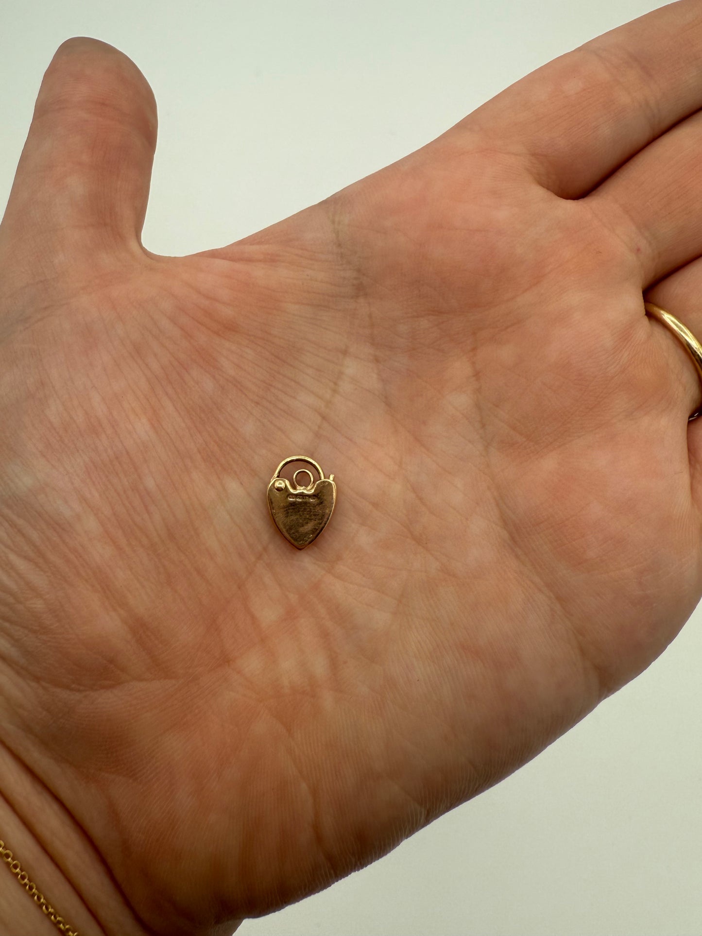 9k Petite Heart Padlock