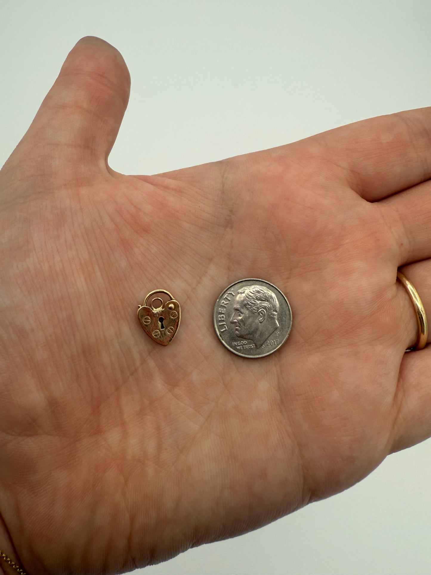 9k Petite Heart Padlock